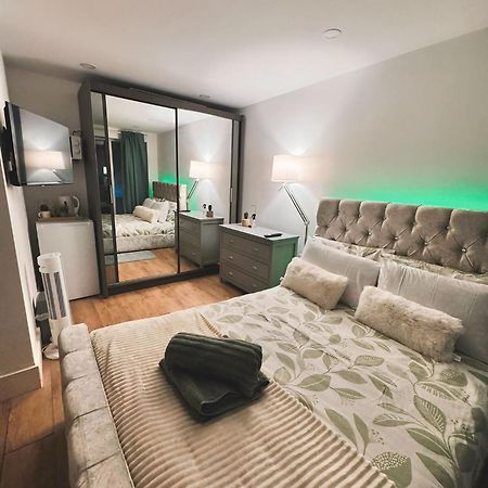 Tropical Room With Private Bathroom And Patio Londra Dış mekan fotoğraf
