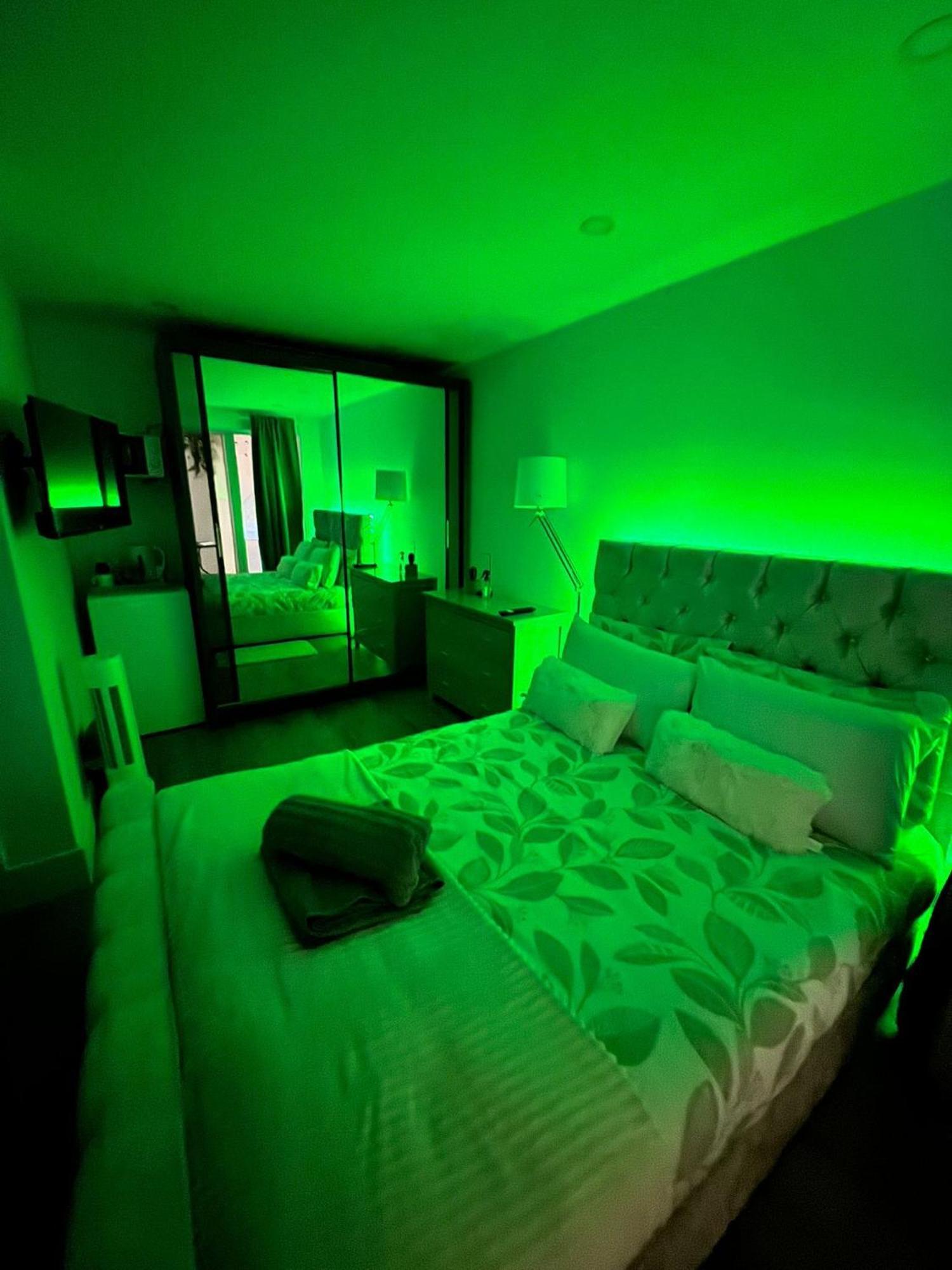 Tropical Room With Private Bathroom And Patio Londra Dış mekan fotoğraf