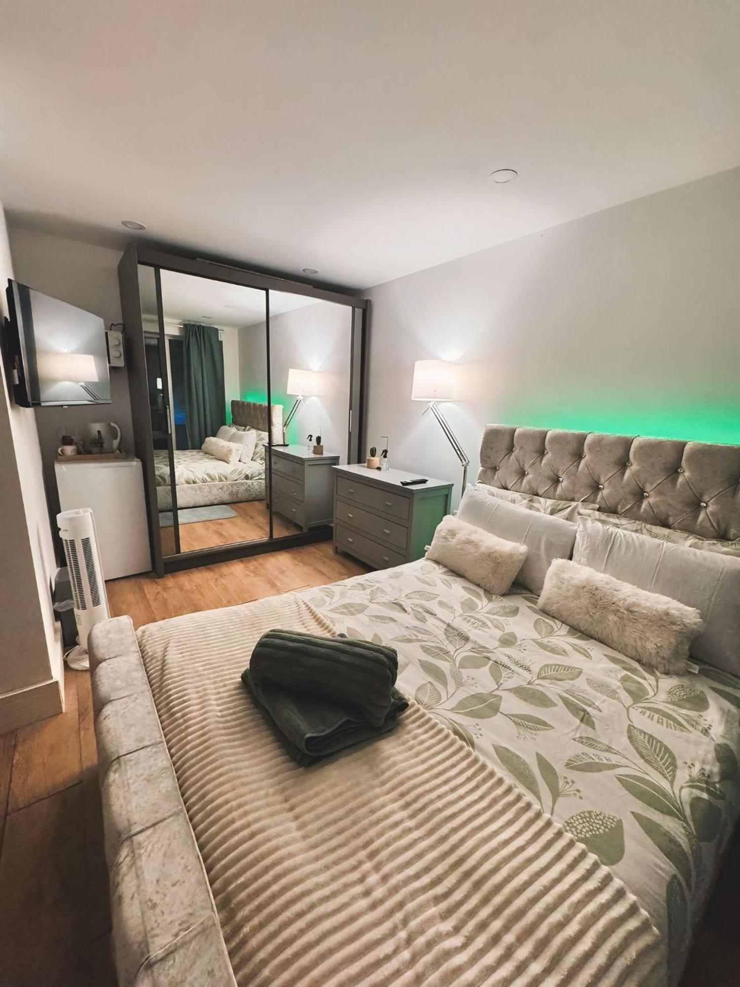 Tropical Room With Private Bathroom And Patio Londra Dış mekan fotoğraf